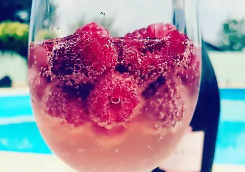 TOP 5 cocktailuri de vară cu spumant şi fructe. Cum să ne răcorim pe caniculă