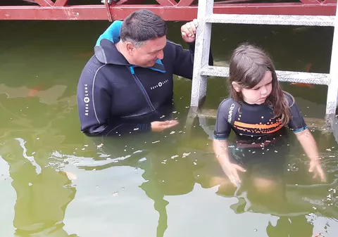 EXCLUSIV/ Inedita poveste a scafandrilor... de pe munte. Când nu salvează vieți, tratează copii cu autism