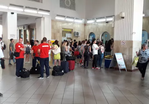 EXCLUSIV/ Călătorii CFR care plătesc preț întreg le primesc la pachet, bonus. Gratuitatea care aduce mizerie și nesimțire