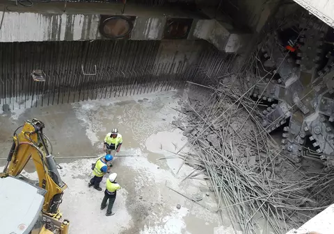 ”Cârtița” Filofteia a terminat de săpat ultimii metri ai Magistralei 5 și a spart armătura de fibră de sticlă și beton de la Eroilor. Lucrătorii au destupat o șampanie în tunel - REPORTAJ