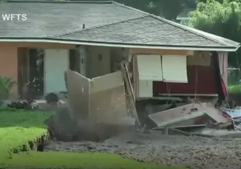 Două case au fost înghițite complet de un crater uriaș | VIDEO