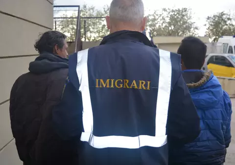 Căsătorie de convenienţă între un albanez şi o româncă; bărbatul voia să obţină permis de şedere în România