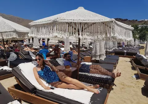 VIDEO EXCLUSIV/ Imagini incendiare cu Cristina Dorobanțu în costum de baie. Finalista de la „Bravo, ai stil” a atras toate privirile în Mykonos