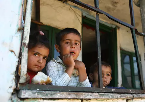 EXCLUSIV. Din cauza alimentației precare, copiii, cei mai săraci cetățeni ai României, mor de malnutriție