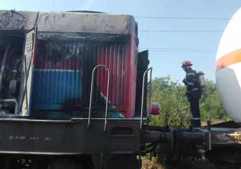 Locomotiva unui tren de marfă a luat foc în judeţul Braşov