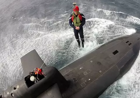 Emmanuel Macron, transportat cu elicopterul către un submarin nuclear francez