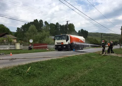 O cisternă cu benzină a luat foc în Prahova. Tragedie evitată cu ajutorul unui pompier aflat în timpul liber