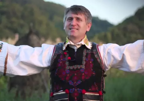 VIDEO/ Cristian Pomohaci, primit ca o vedetă la un concert. A dat dedicații pe bani și admiratorii i-au pupat mâinile