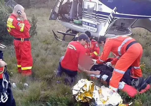 S-a prăbușit cu parapanta în Munții Retezat. Tânărul a fost rănit grav