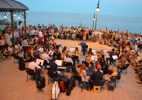 Faleza Cazinoului din Constanța și-a recăpătat o parte din aerul boem de altă dată. Constănțenii au aplaudat și au dansat tango sub clar de lună