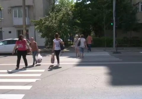 Trecerea de pietoni din două bucăți, grozăvia din Iași. Ce trebuie să facă oamenii ca să traverseze