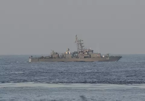 O navă americană a tras focuri de avertisment asupra unui vas iranian