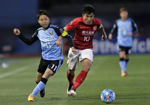 Fotbalist suspendat și amendat în China, pentru că a uitat să dea mâna cu arbitrii!