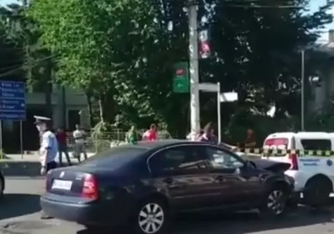 O ambulanță s-a ciocnit cu un autoturism în Pitești. Șase persoane au ajuns la spital