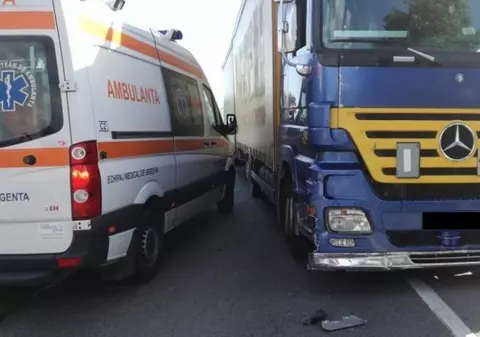 Pieton lovit de TIR într-un accident în Vâlcea. Bărbatul este în stare gravă