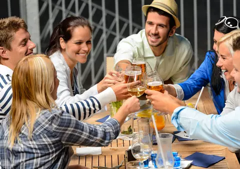 LIBERTATEA TE AJUTĂ: Se poate înființa un bar fără aprobarea vecinilor?