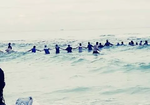 VIDEO | Zeci de oameni au format un lanț uman pentru a salva o familie de la înec