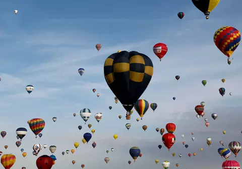 FOTO, VIDEO| A fost stabilit un nou record mondial: 456 de baloane au decolat în același timp în Franța