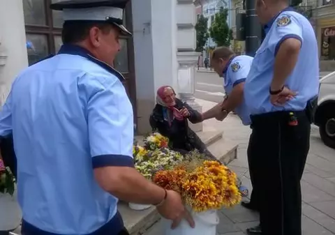O bătrână care vindea flori, ridicată de polițiști de pe o stradă din Cluj-Napoca