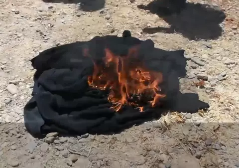 VIDEO VIRAL: În Rakka, femeile își ard burqa și bărbații își rad bărbile după eliberarea de sub ISIS