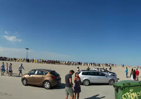 Începe NEVERSEA! 2.000 de tineri s-au așezat la coadă să cumpere bilete