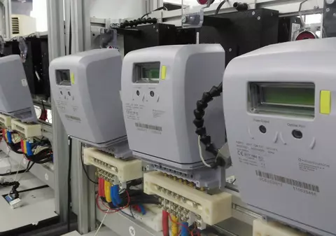 Românii, obligați să suporte cel puțin o parte din costurile instalării de contoare inteligente. Cât costă un dispozitiv