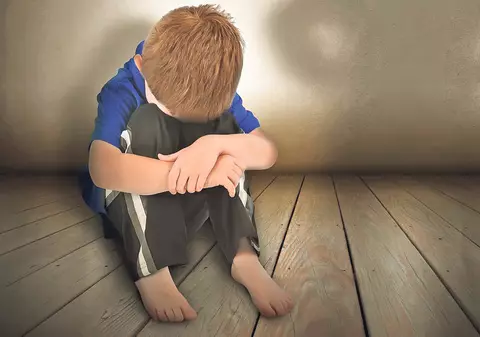 Un băiat de 12 ani a fost violat în curtea școlii de către trei colegi