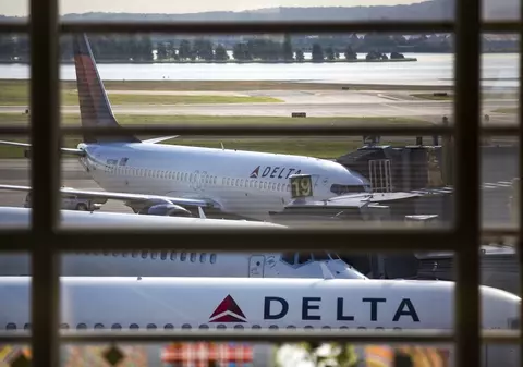 Incident la bordul unui avion. Pilotul și stewardesa s-au luat la bătaie