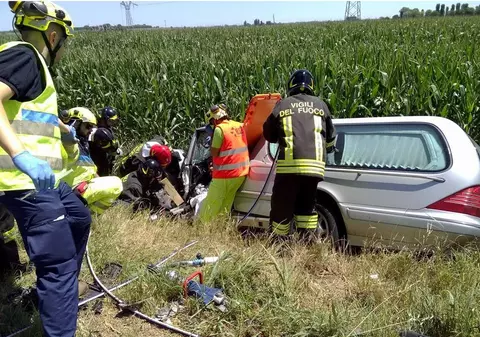 Mașina care aducea în țară trupul unei românce moarte în Italia, implicată într-un accident grav