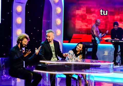 Duelul pianelor, în căutarea celor mai talentaţi interpreţi de karaoke