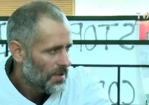 Românul ai cărui copii au fost dați spre adopție unui cuplu de homosexuali din Marea Britanie a intrat în greva foamei