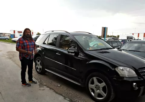 FOTO EXCLUSIV. Gheorghe Gheorghiu e ”Omul cu un pantof roșu”! Face senzație pe Litoral cu încălțări de culori diferite