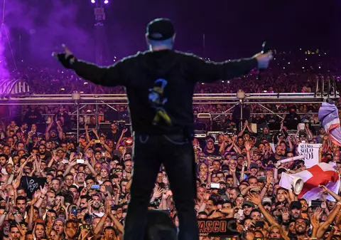 Un rocker italian a doborât recordul de bilete vândute pentru un concert. Melodia în timpul căreia femeile au rămas în sutien | VIDEO