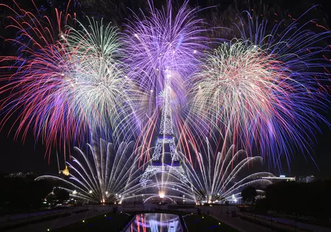 VIDEO & FOTO | Spectacol impresionant de artificii la Turnul Eiffel, de Ziua Națională a Franței