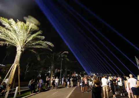 Un an de la atentatul din Nisa | Promenade des Anglais, iluminată în memoria celor 86 de victime ale atacului terorist - FOTO