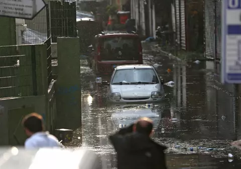 Furtună violentă la Istanbul, soldată cu cel puțin zece răniți | FOTO și VIDEO