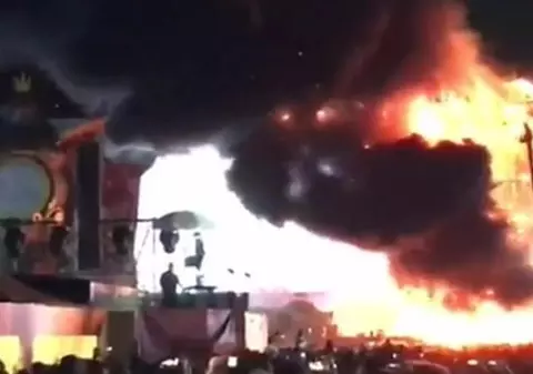 VIDEO | Incendiu de proporții la Tomorrowland. Peste 22.000 de oameni au fost evacuați, după ce scena principală a luat foc