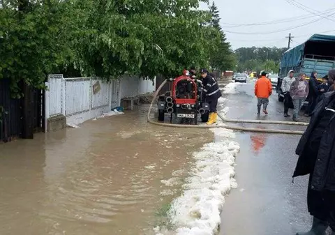 DN 1 a fost inundat în urma ploilor torențiale, în zona Gării Sinaia VIDEO