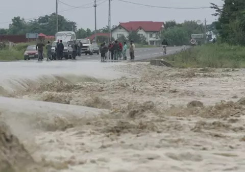 Trafic blocat în Sibiu din cauza apei scurse pe carosabil