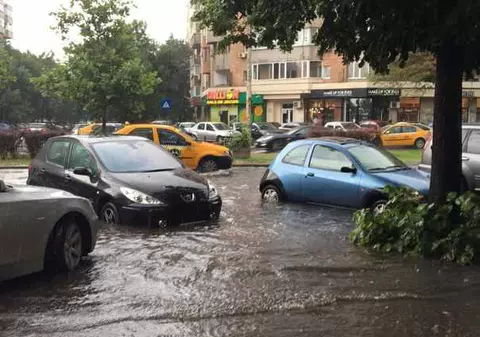 VIDEO | Inundații în București, după o rupere de nori. Cele mai afectate zone