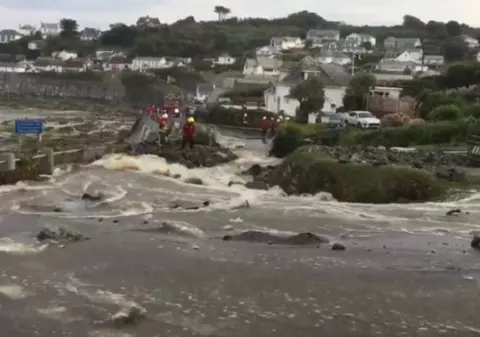 Inundații puternice în sudul Angliei. Mai multe locuințe au fost distruse