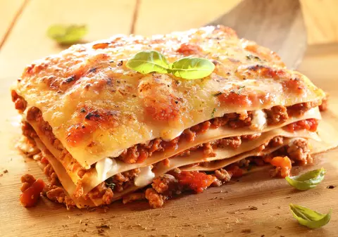 VIDEO/ Lasagna cu sos bolognese. Gătește cu noi rețete delicioase!