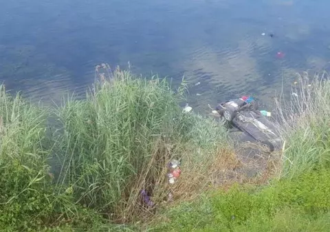 Un polițist a salvat o familie care a căzut cu mașina într-un lac din Brașov