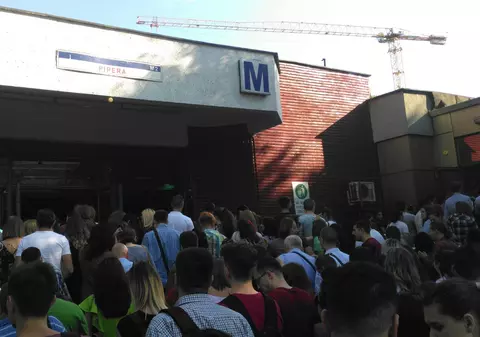 FOTO & VIDEO | Haos la stația de metrou Pipera, din cauza noului sistem de taxare. Călătorii au format cozi până în stradă