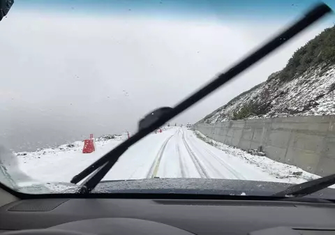 VIDEO&FOTO. Ninsoare în mijlocul verii, la Rânca. Se circulă în condiții de iarnă pe o bucată din Transalpina