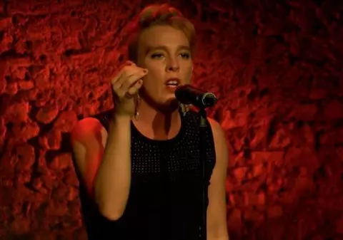 O cântăreță franceză a murit pe scenă, în timpul concertului