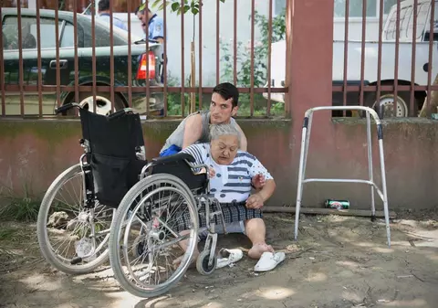 Oamenii din adăpostul Sf. Ioan, evacuați în stradă la temperaturi de peste 40 de grade