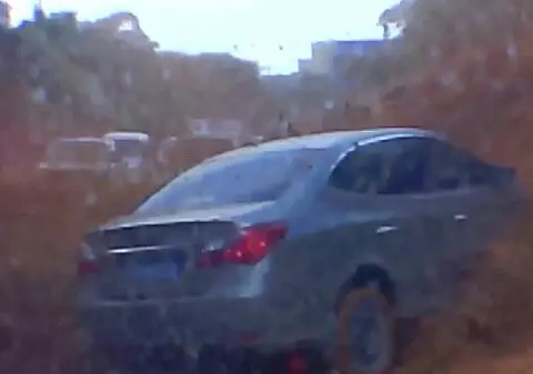 VIDEO | Momentul în care opt mașini sunt înghițite de o alunecare de teren