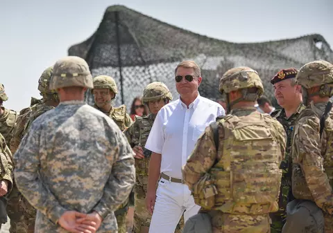 Președintele Iohannis, primit cu onoruri militare la baza Kogălniceanu; S-a întâlnit cu piloţii români şi englezi din misiunea de Poliţie Aeriană Întărită