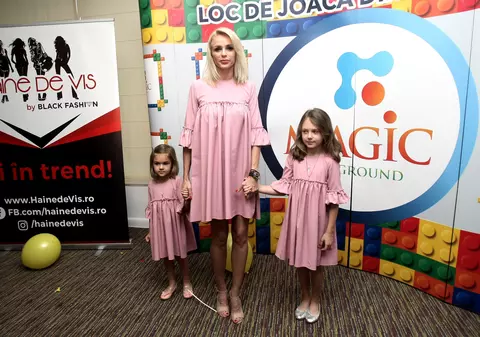 VIDEO EXCLUSIV/ Catrinel Sandu s-a săturat de plajă și de... apă! Motivul pentru care și-a adus fetele în țară